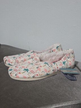 NWOB TOMS Womens Alpargata Cozy Christmas Flamingos Graphic Slip On Flats US 7.5
